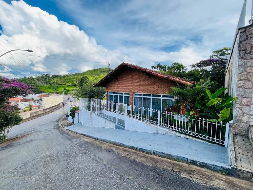 Imagem Casa com quintal a venda no bairro São Geraldo em Poços de Caldas - mg