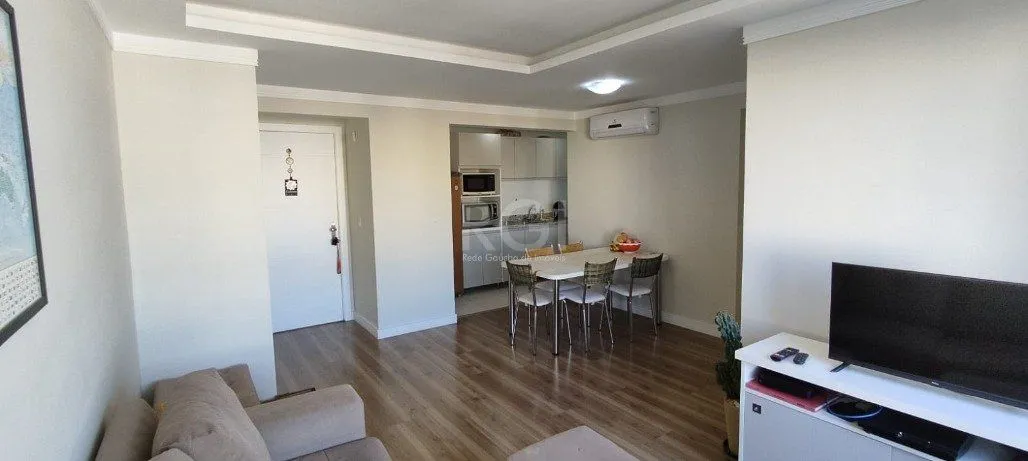 Imagem Excelente, amplo e ensolarado apartamento 3 dormitórios sendo 1 suíte, com living 2 ambientes, banheiro social, semimobiliado e com 2 vagas de garagem.