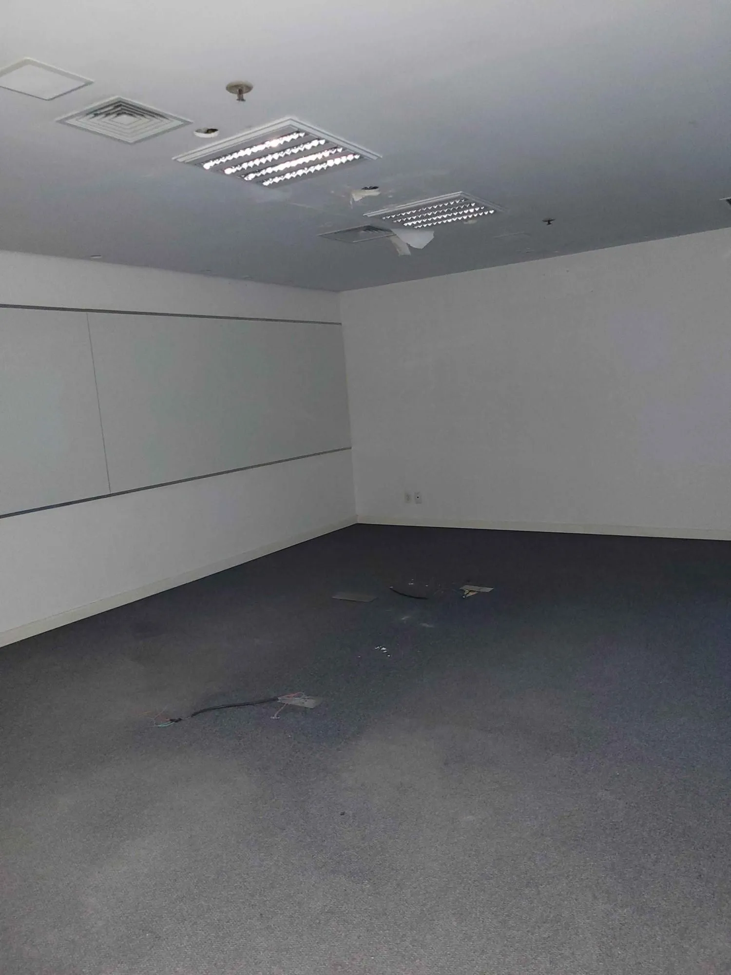 Imagem MÁFFER IMÓVEIS ALUGA CONJUNTO COMERCIAL COM 545M² DE ÁREA PRIVATIVA E 2 VAGAS DE GARAGEM Excelente conjunto comercial, localizado em região estratégica com grande fluxo de veículos e pedestres, ideal para empresas, clínicas, escritórios corporativos ou in