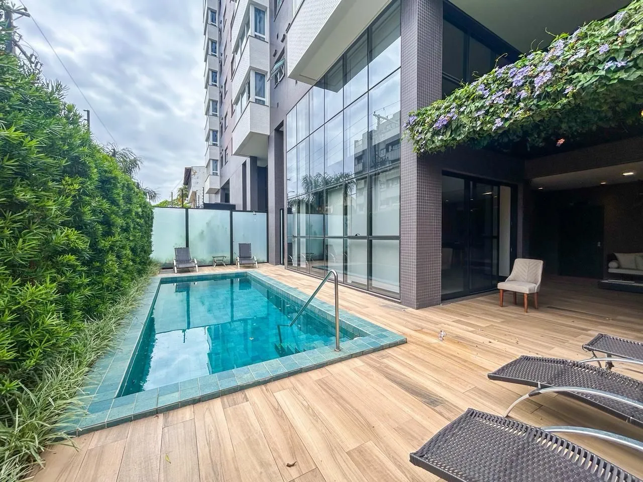 Imagem Impecável apartamento 03 dormitórios, 01 suíte - 87m² privativos, condomínio completa infra no Bairro Santa Tereza - Vaga dupla coberta.