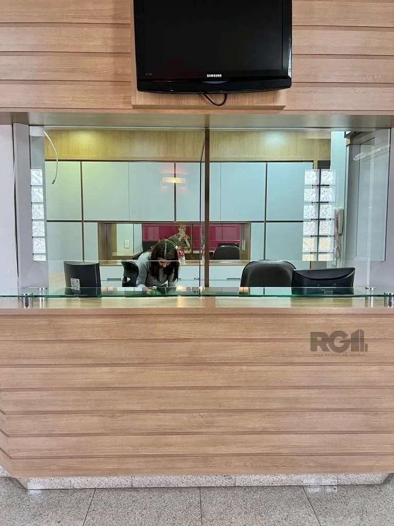Imagem Conjunto comercial para comprar totalmente mobiliado e desocupado, localizado na prestigiada Rua Felipe Camarão, em frente à Redenção.