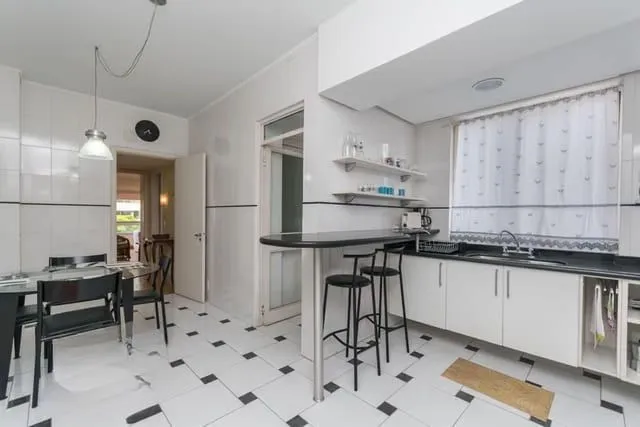 Imagem Apartamento 4 dorms à venda Rua Vinte e Quatro de Outubro, Moinhos de Vento - Porto Alegre
