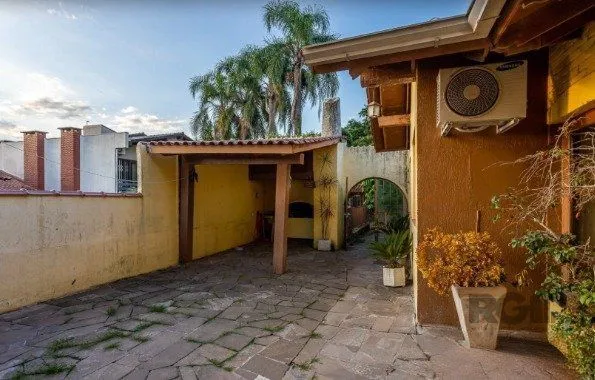 Imagem Casa no Bairro Vila Assunção com 4 dormitórios sendo 1 suíte e vista para o Guaíba