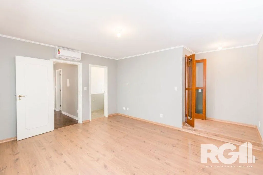 Imagem Casa com piscina, 3 dormitórios, 258m² privativos, no Jardim Itu.