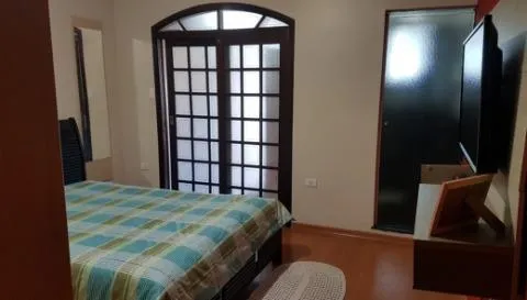 Imagem VENDA DE SOBRADO NO JARDIM PRESIDENTE DUTRA, EM GUARULHOS/SP, 300m² com 4 quartos, suíte, salão amplo e coberto e garagem para 02 autos. CONSULTE-NOS.