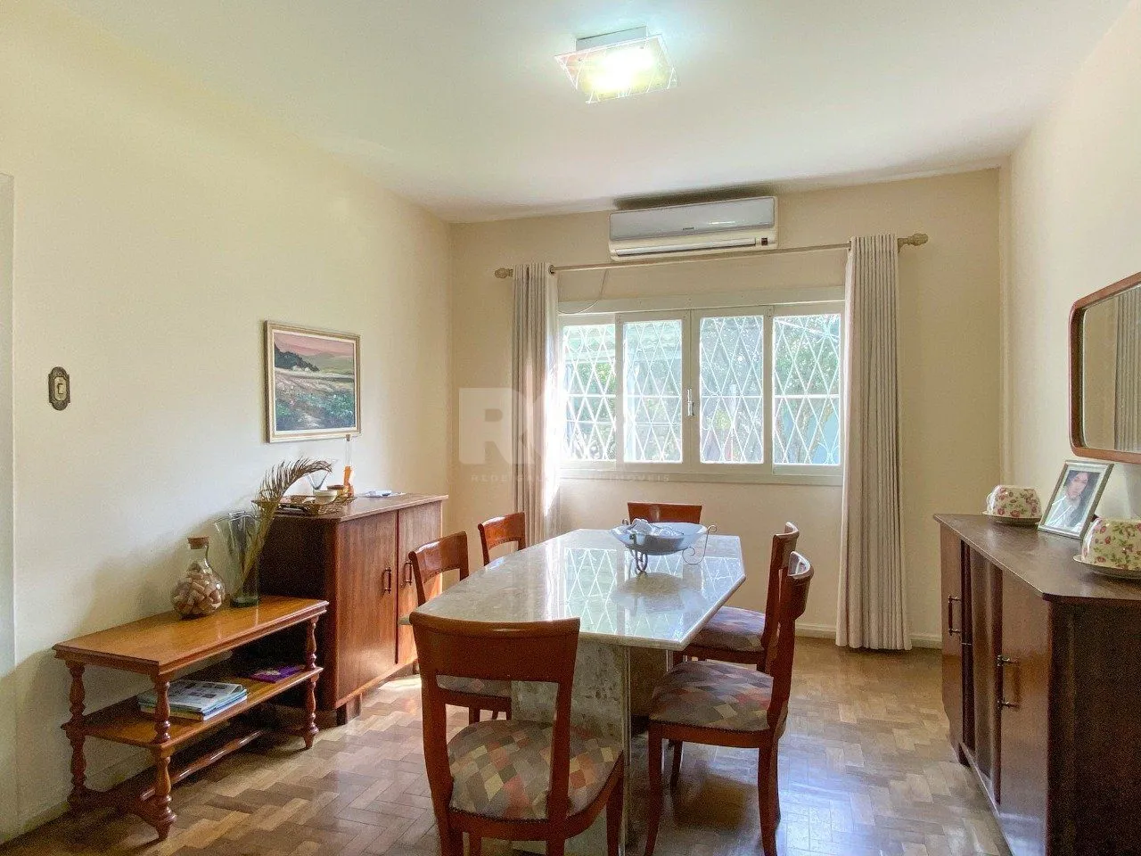 Imagem Casa com 4 dormitórios, no bairro Nossa Senhora das Graças em Canoas/RS