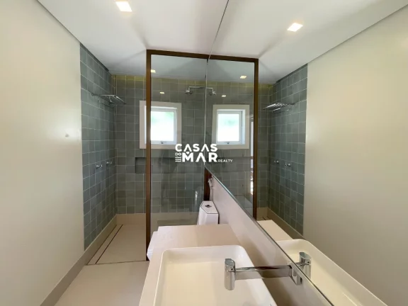 Imagem Casa de Luxo à Beira-Mar em Condomínio na Vila Velha, Angra dos Reis-RJ: 6 Quartos, 6 Suítes, 7 Salas e 7 Banheiros.