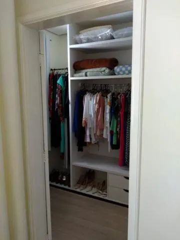 Imagem VENDA DE CASA NO CONDOMÍNIO ARUJÁ COUNTRY CLUB, EM ARUJÁ/SP, 200m² com 3 quartos, suíte, hidro, planejados, sala com lareira e 3 vagas. CONSULTE-NOS.
