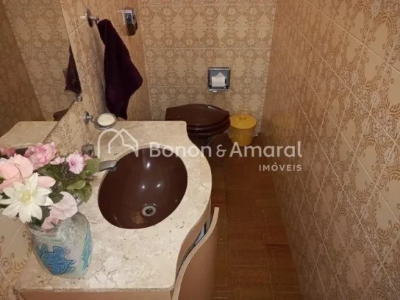 Imagem Casa à venda a apenas 3 minutos da lagoa do Taquaral! Com 4 dormitórios, incluindo uma suíte, a p...