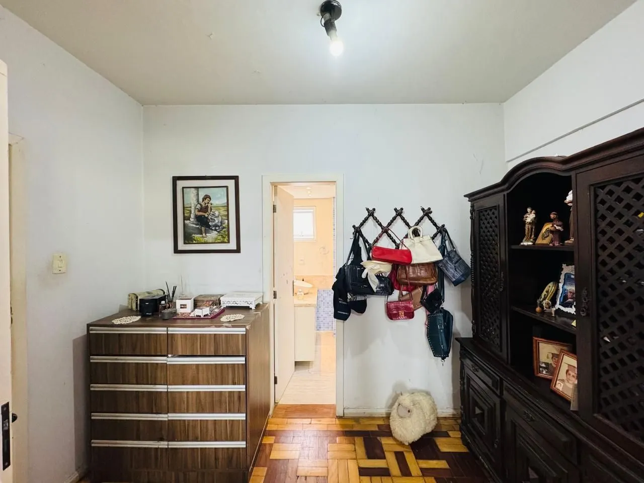 Imagem Apartamento Semimobiliado com 3 Dormitórios, 1 Suíte e Elevador