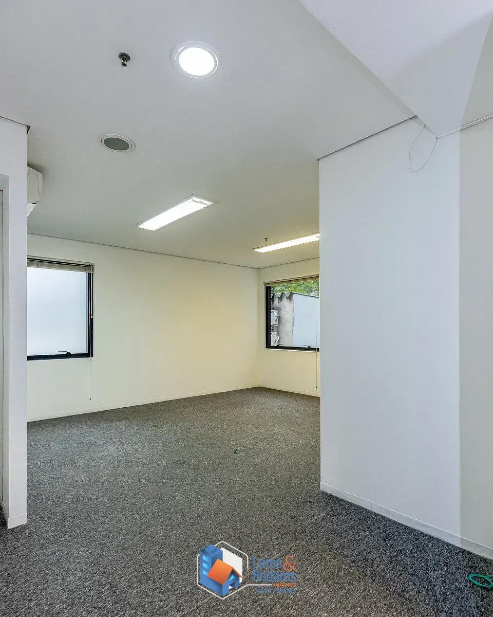 Imagem Conjunto comercial para venda em Cerqueira César, 90m²