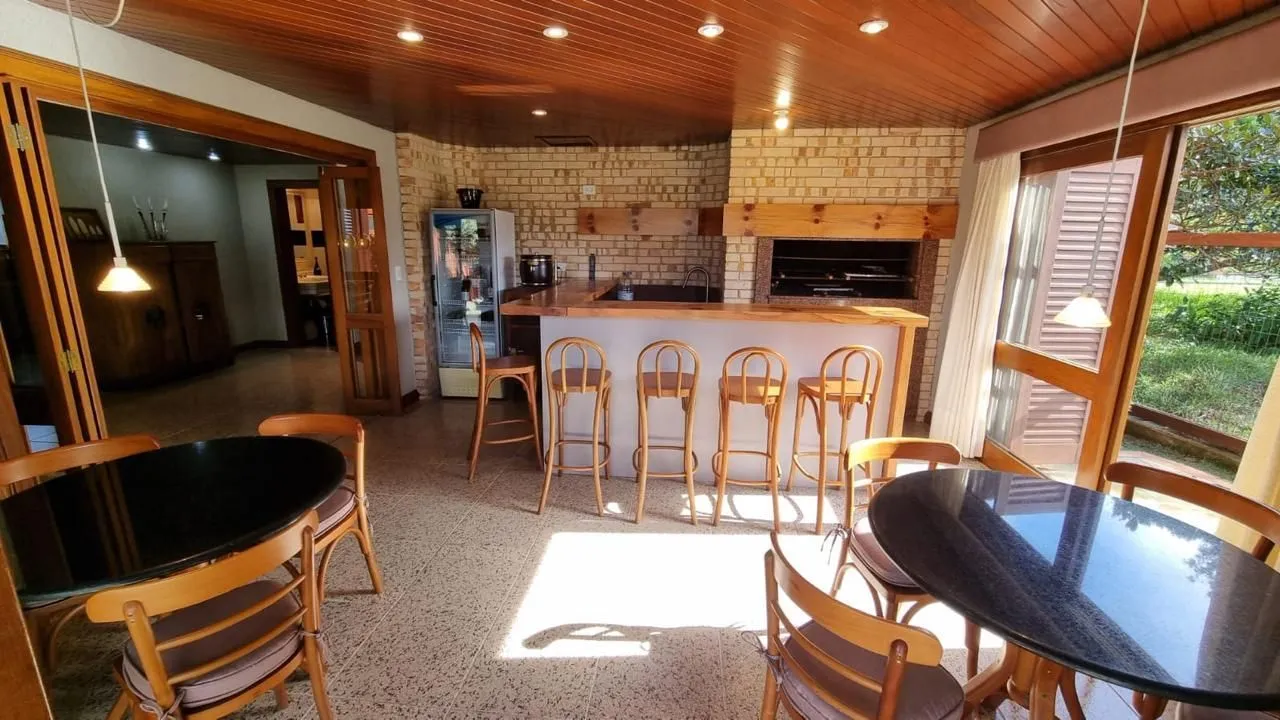 Imagem Casa em XANGRI-LÁ com 5 dorm. 3 suítes, piscina aquecida e 471 m², 400 m. mar.