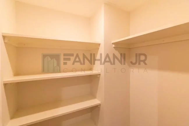 Imagem Venha se surpreender com essa incrível residência de luxo! Com 3 suítes espaçosas, sendo a suíte do casal com 2 banheiros, você terá todo o conforto