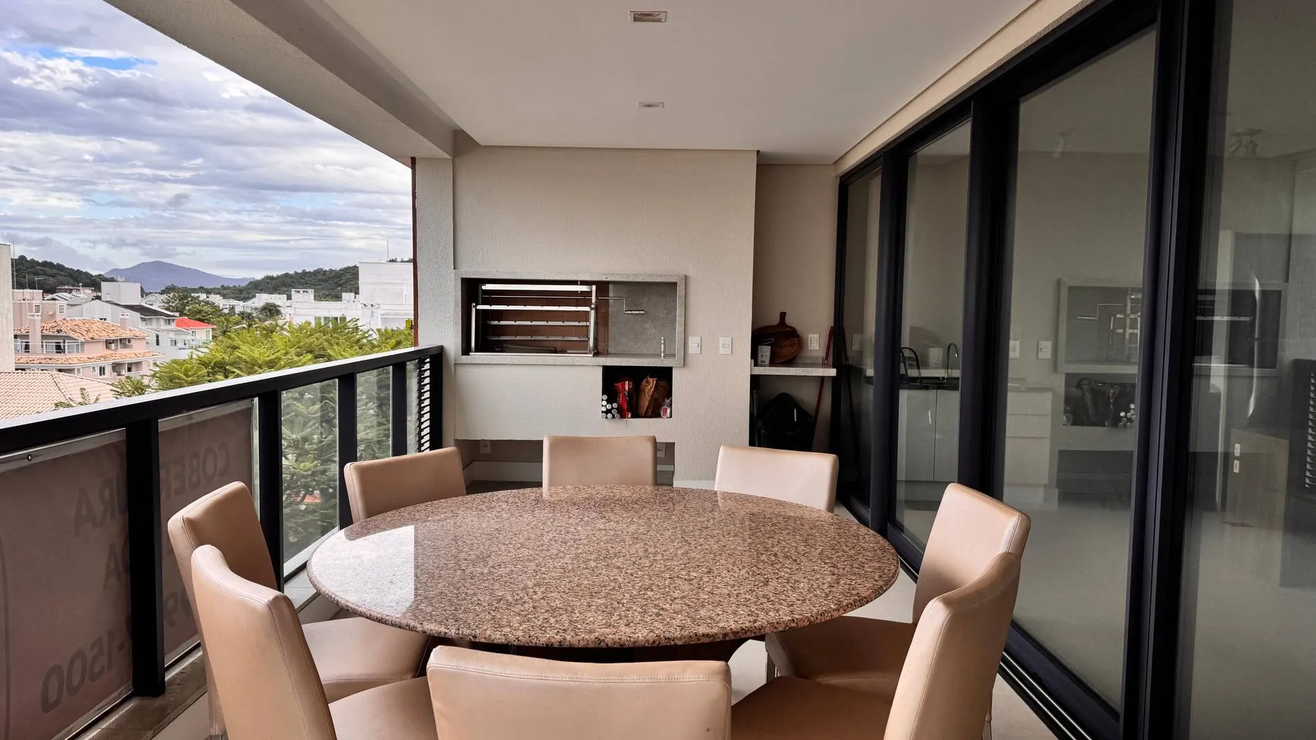 Imagem Apartamento duplex novo para temporada em Jurerê - vista para o mar
