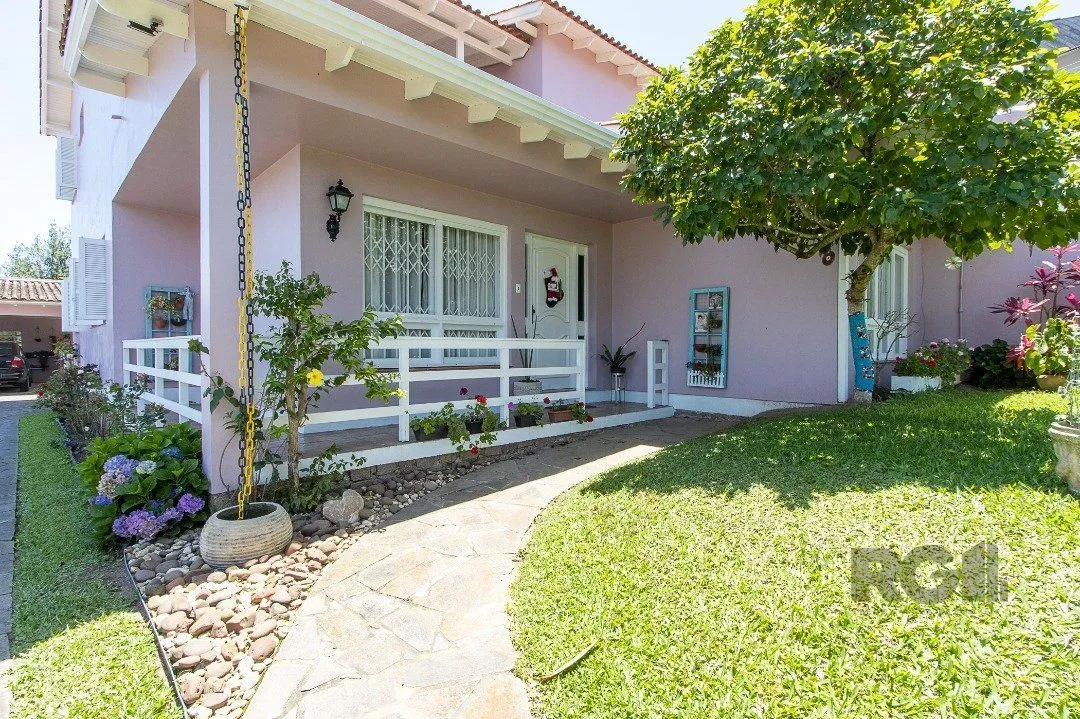 Imagem Casa com 4 quartos, suíte, churrasqueira, lareira, garagem coberta e lindo jardim.