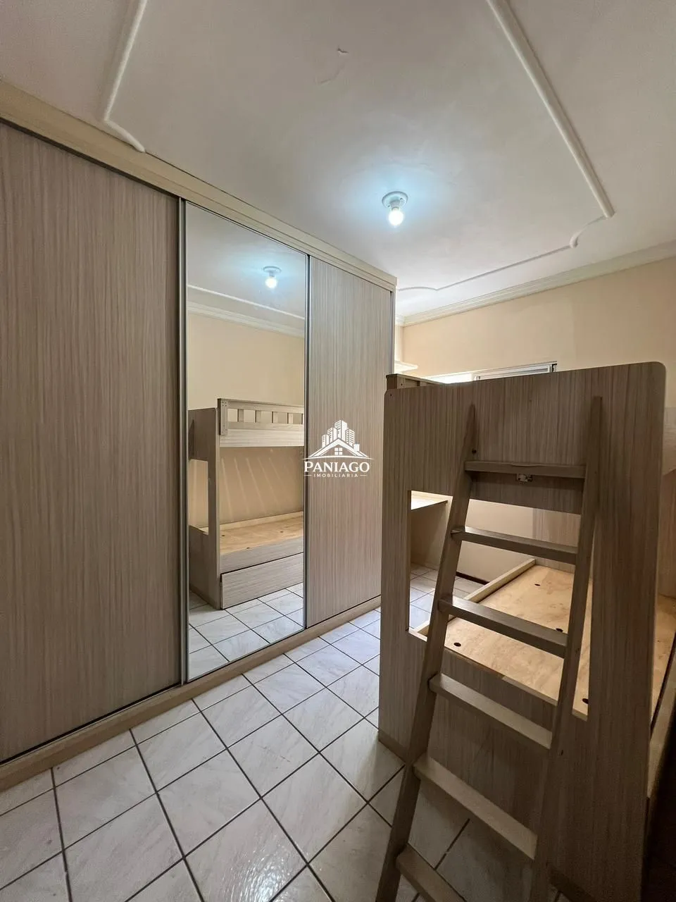 Imagem Locação/Venda casa em condomínio c/3 quartos (1 suíte), Bairro Areão, Cuiabá-MT