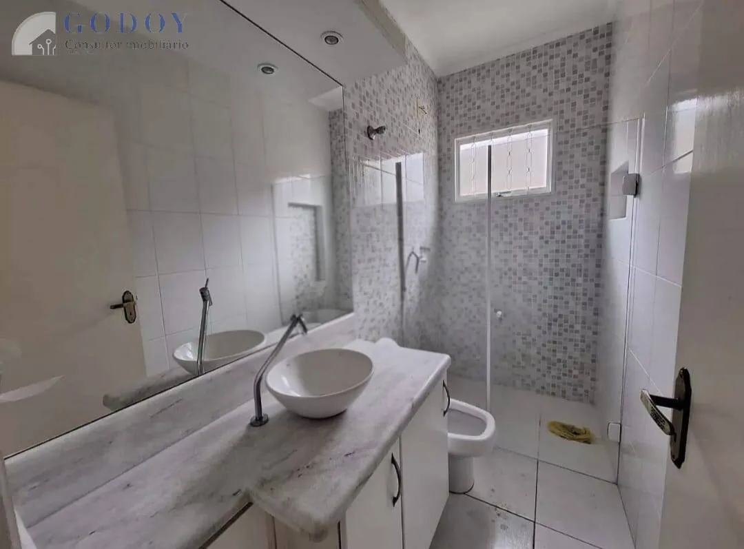 Imagem Casa Aconchegante com 3 Dormitórios e Garagem Coberta!