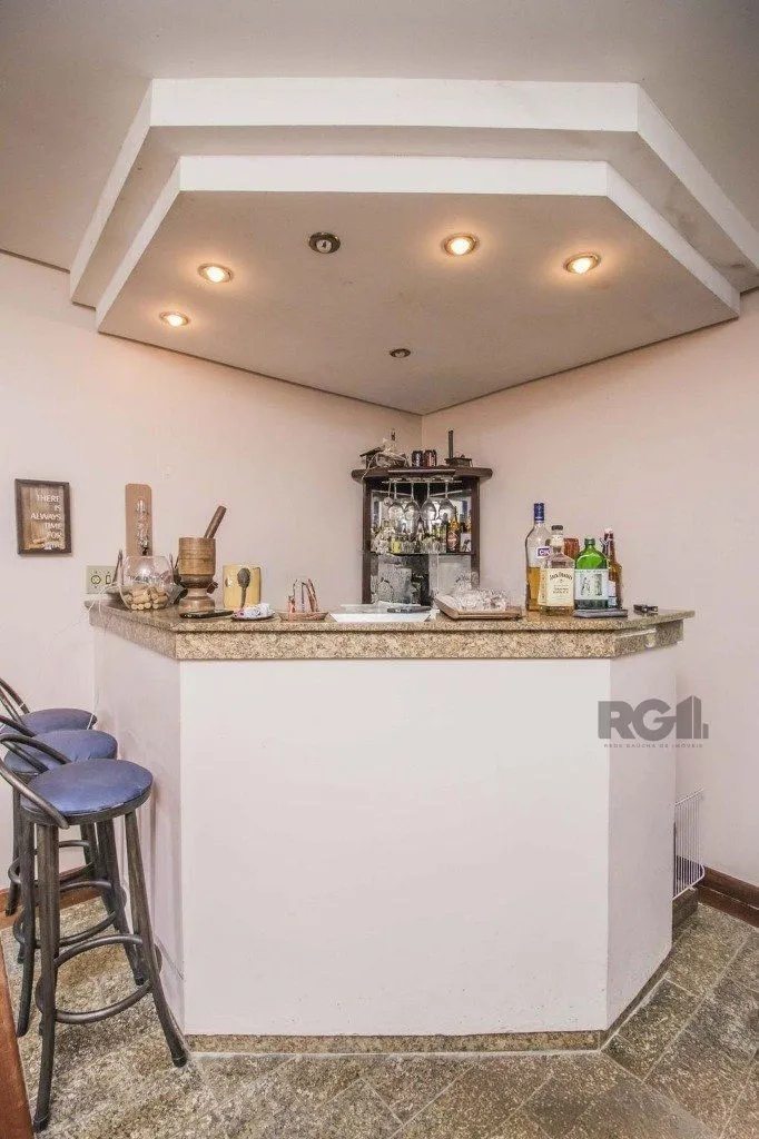 Imagem Casa de 329m² - 4 dormitórios, 1 suíte, 6 vagas no bairro Vila Jardim