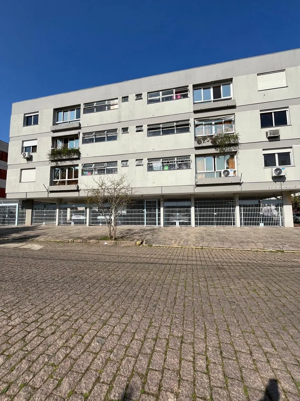 Apartamento 2 dormitórios, 1 vaga coberta no bairro Menino Deus.