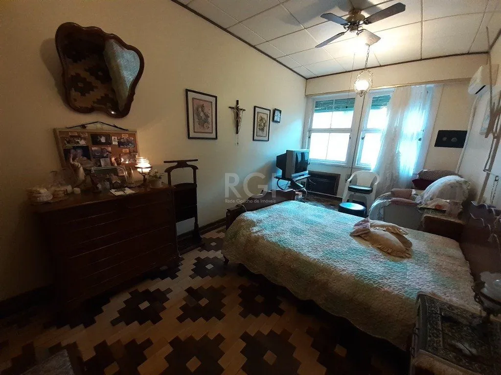 Imagem Casa para Venda - 290m², 3 dormitórios, sendo 1 suites, 3 vagas - Menino Deus