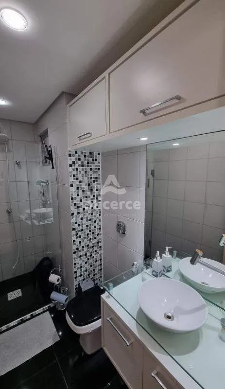 Imagem Apartamento semi mobiliado, 3 dorm. com suíte, andar alto e vista livre em Barreiros - São José - SC