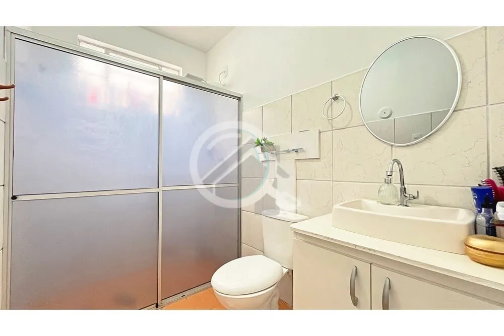 Imagem Apartamento no 4º andar com 03 dormitórios, living, cozinha fica os armários, 2 banheiros sendo u...