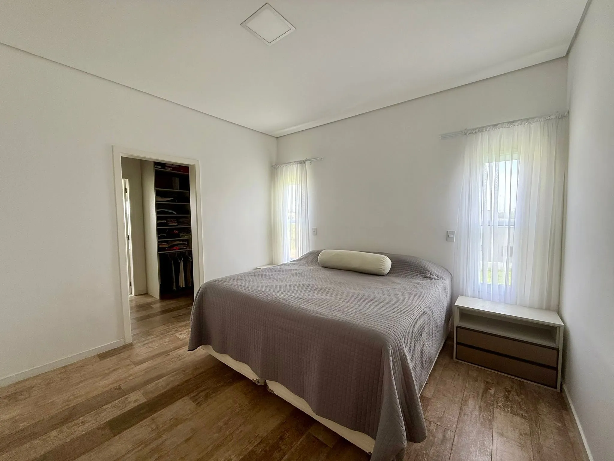 Imagem Espetacular residência de alto padrão à venda em condomínio de Araçoiaba da Serra-SP, no Village Araçoiaba: 4 quartos, 3 suítes, 3 salas, 4 banheiros, 4 vagas de garagem e 367,60 m².