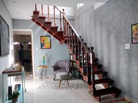 Imagem VENDA DE SOBRADO NO JARDIM VIA DUTRA, EM ARUJÁ/SP, 58m² com 3 quartos, suíte, cozinha com armários, varanda com churrasqueira e 02 vagas. CONSULTE-NOS