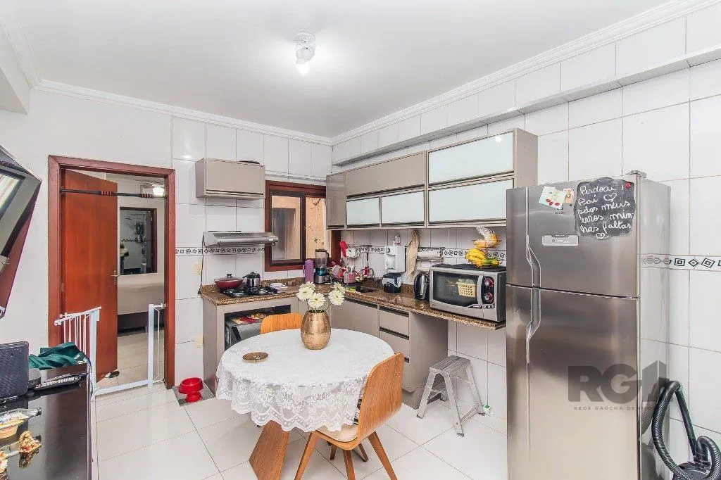Imagem Casa para Venda - 110m², 2 dormitórios, sendo 1 suítes, 2 vagas - Menino Deus