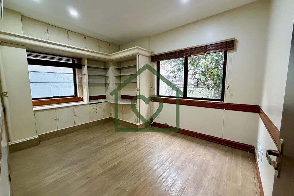 Imagem Consultório com 2 salas de atendimento, isolamento acústico e vaga de garagem!

Localizado no bair...