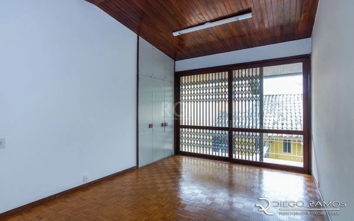 Imagem Venda de casa residencial 25,00m x 80,00m- Menino Deus. 4 vagas, 4 dormitórios, sendo 1 suíte, 1 varanda, lareira e churrasqueira.