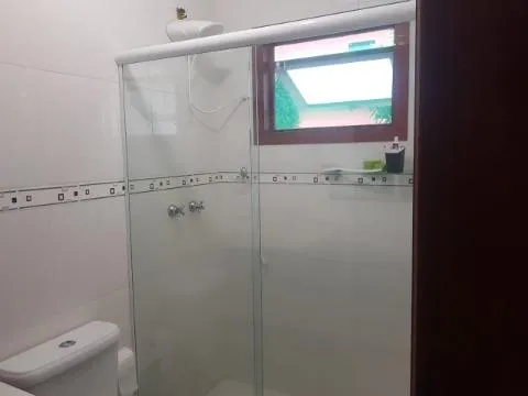 Imagem VENDA DE CASA CONDOMÍNIO IBIRAPITANGA A/T 800m² A/C 350m³ com 4 dormitórios sendo 2 suítes, lavabo, sala 3 ambientes, cozinha americana, piscina, chur