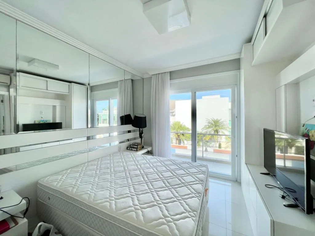 Imagem Casa em Condominio 6 Dormitórios - Bairro --