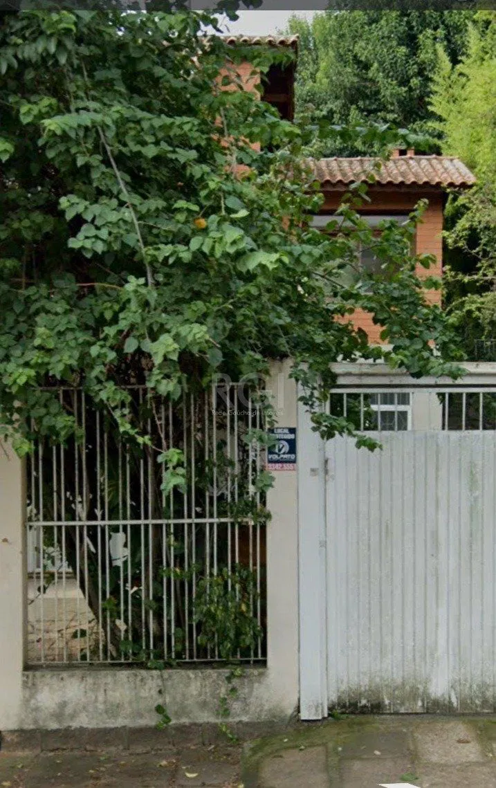 Imagem Casa com quatro (4) dormitórios, duas (2) vagas de garagem, no bairro Passo da Areia em Porto Alegre.
