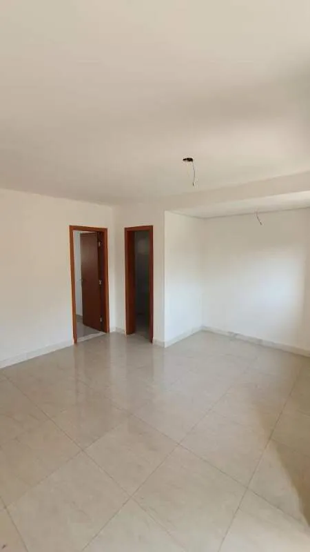Imagem Casa duplex à venda, 3 quartos, 1 suíte, 2 vagas, Novo Centro - Santa Luzia/MG