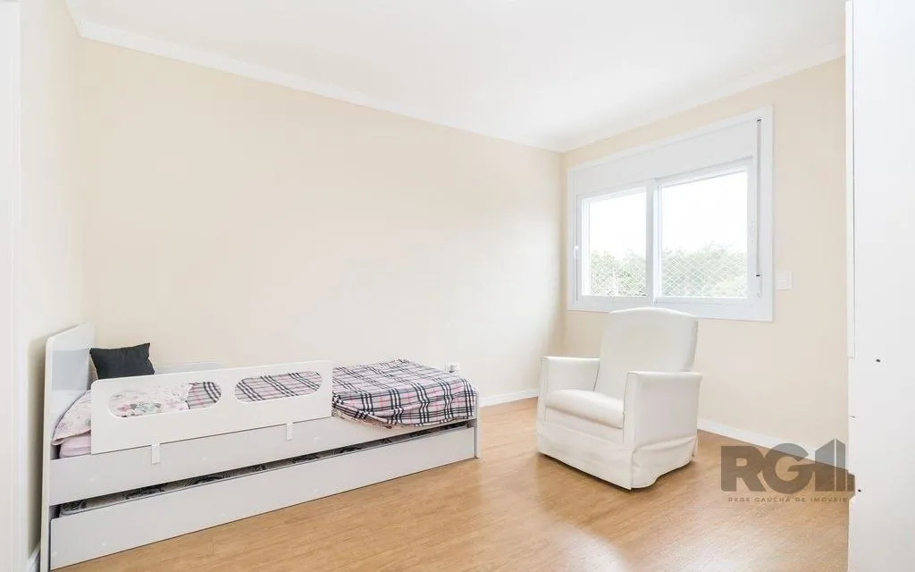 Imagem Excelente casa de 254m² com 4 dormitórios sendo 3 suítes.