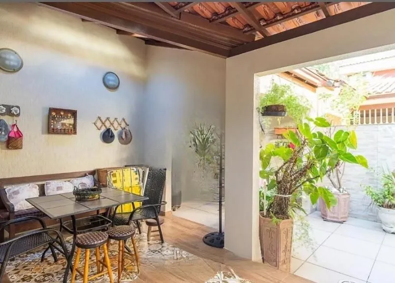 Imagem Linda casa com 3 dormitórios, sendo 1 Suíte, Sala Ampla no Condomínio de Ótima Localização