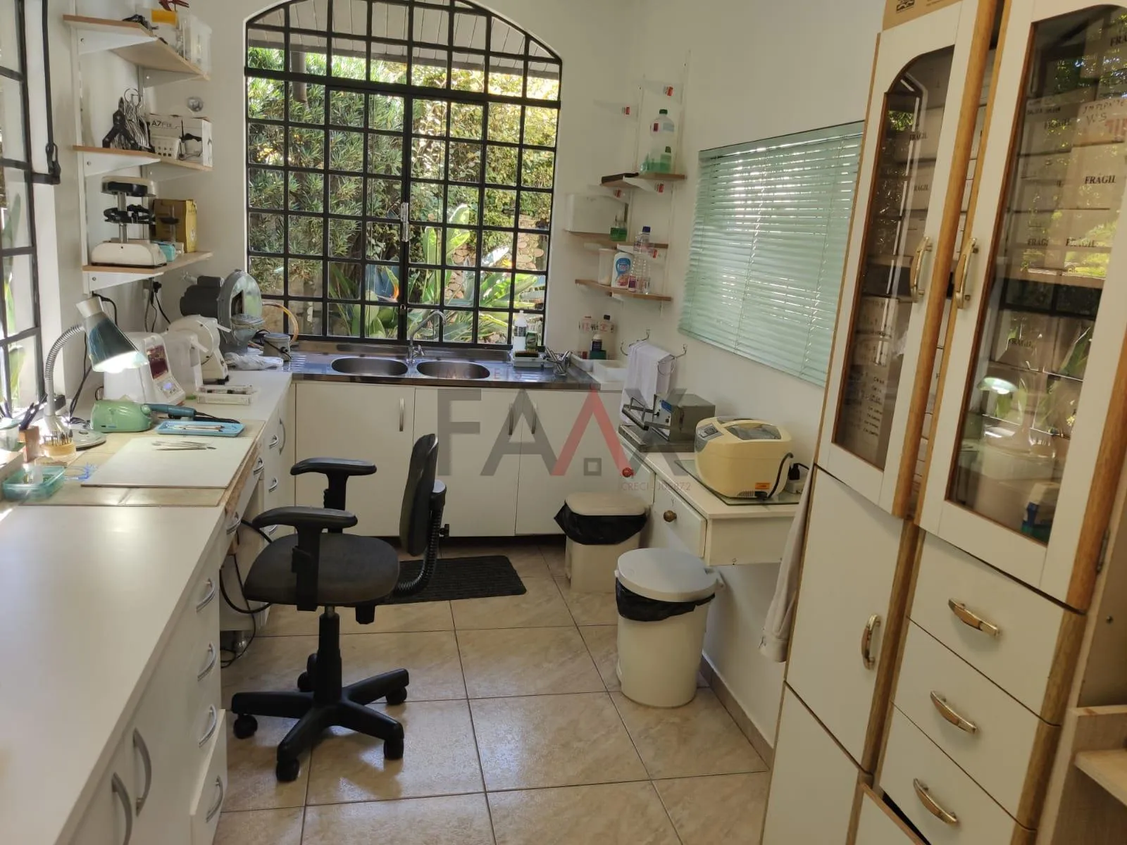 Imagem Casa à venda com ótimo terreno de 2.500m próximo ao Parque Trianon