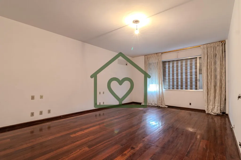 Imagem Referência em um dos endereços mais icônicos de Porto Alegre, este apartamento no Edifício Troca...