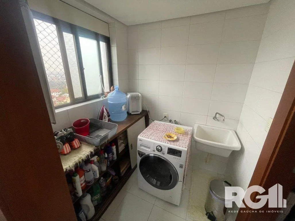 Imagem Apartamento com 3 dormitórios, 1 suíte, lavabo, 2 vagas cobertas, semimobiliado, churrasqueira e lareira.