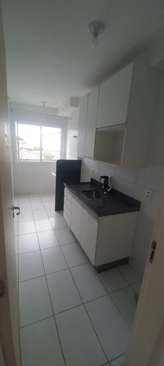 Imagem Apartamento à venda, no condomínio Reserva Anáua todo com piso porcelanato e armário na cozinha