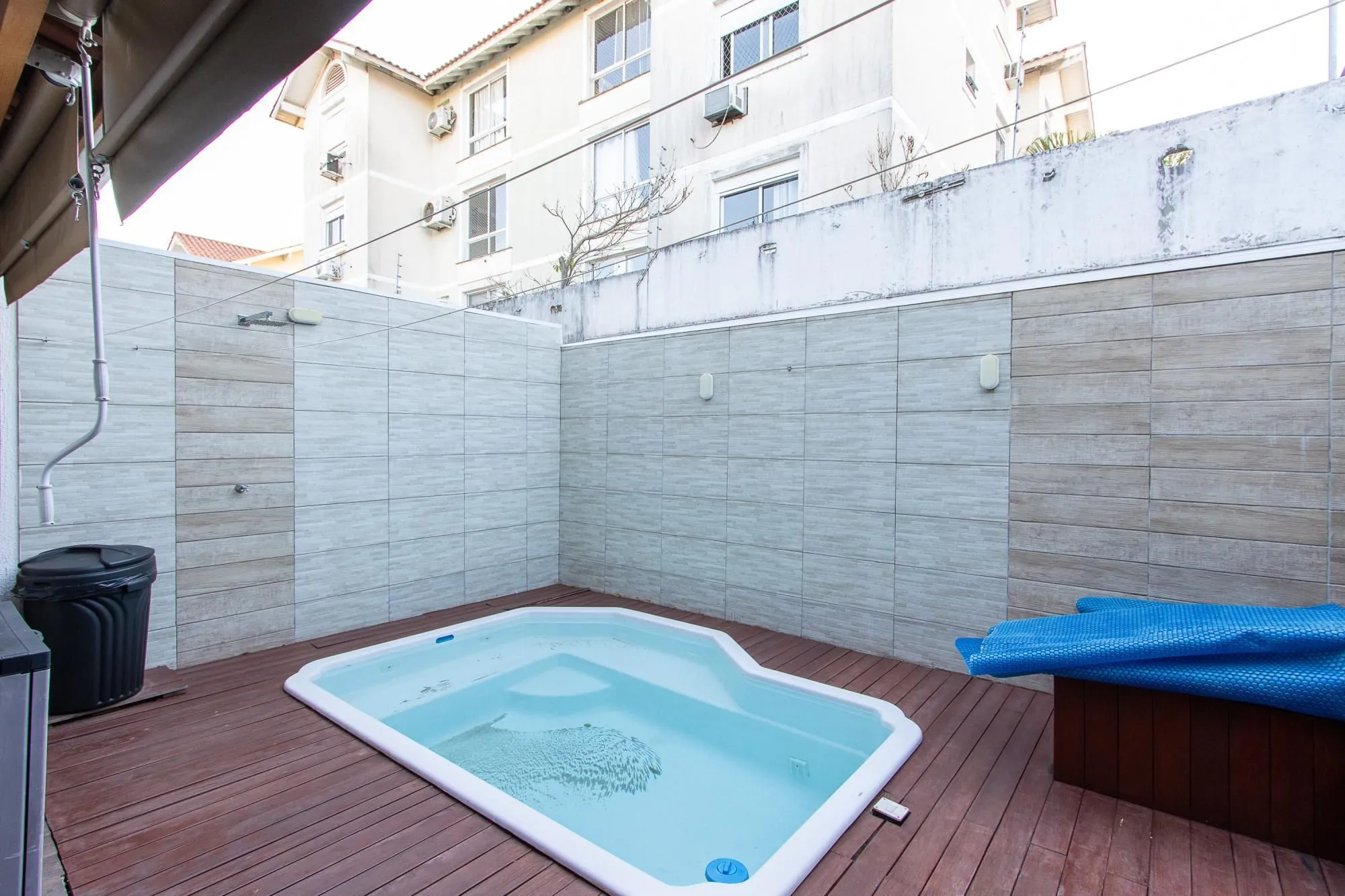 Imagem Casa de condomínio, 3 quartos, 1 suíte, piscina e 2 vagas de garagem;