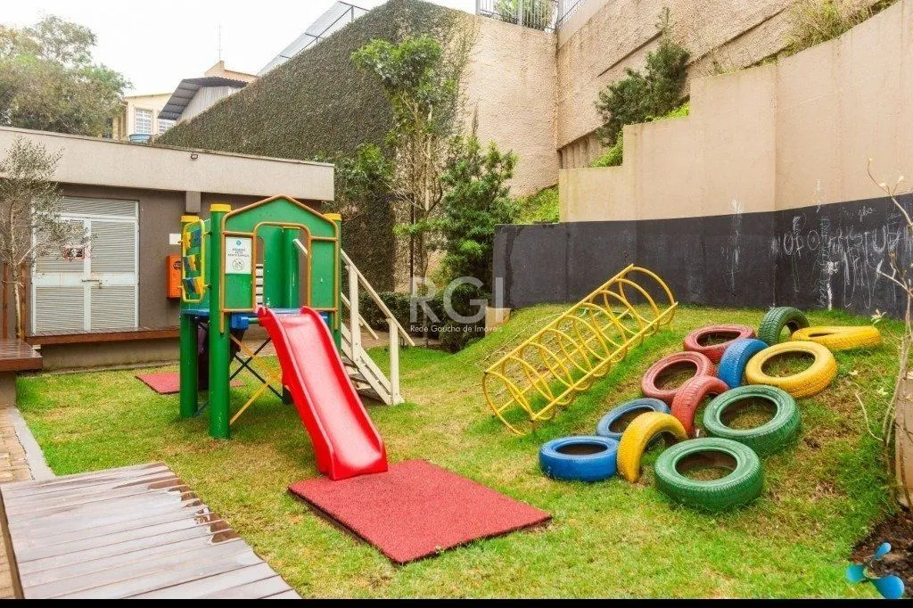 Imagem Vende apartamento, 03 dormitórios, living para dois ambientes, banheiro social, cozinha com churrasqueira e área de serviço e garagem.