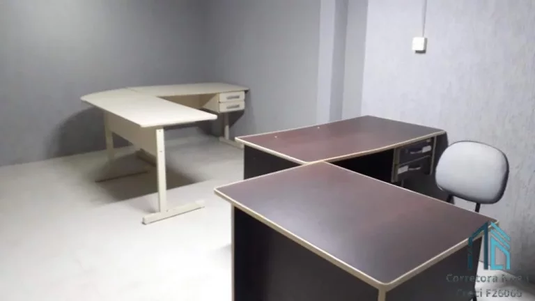 Imagem Casa, 04 quartos c/suíte, 02 subsolos tipo bunker, com 05 ambientes subterrâneos amplos, ideal para adega e estúdio, em Curitiba PR