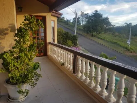 Imagem VENDA DE CASA CONDOMÍNIO IBIRAPITANGA A/T 800m² A/C 350m³ com 4 dormitórios sendo 2 suítes, lavabo, sala 3 ambientes, cozinha americana, piscina, chur