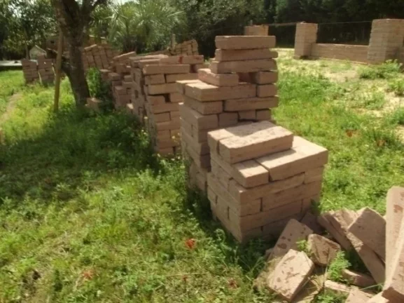 Imagem Lindo Terreno residencial com obra inacabada de 100m², condomínio fechado