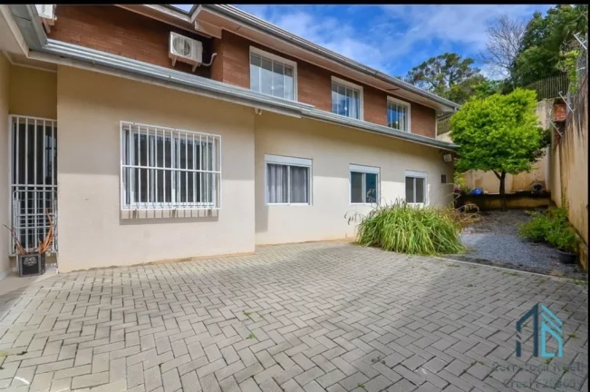 Foto do imóvel Casa a venda, 04 quartos c/suíte, 06 vagas, no São Lourenço em Curitiba PR