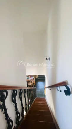 Imagem Casa rústica no San Conrado, com varanda e lindo jardim frontal. 
Terreno amplo de 764 m², com gra...