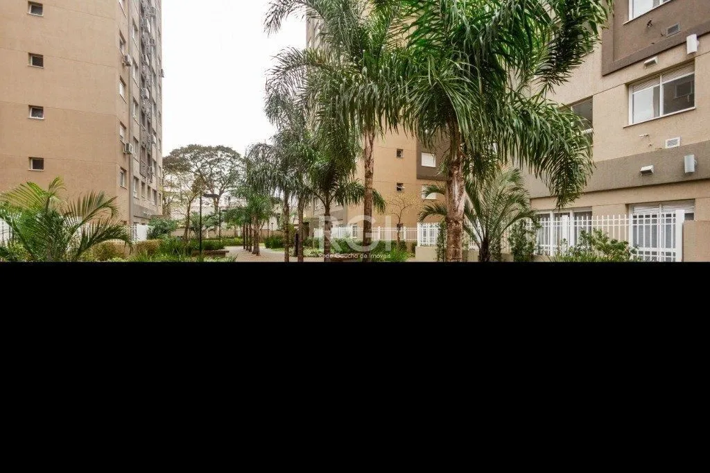 Imagem Vende apartamento, 03 dormitórios, living para dois ambientes, banheiro social, cozinha com churrasqueira e área de serviço e garagem.