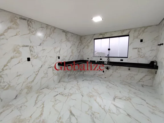 Imagem Casa sobreposta alta à venda com 280m², 3 suites, quadra da praia por R$1.940.000,00 no Embaré em Santos
